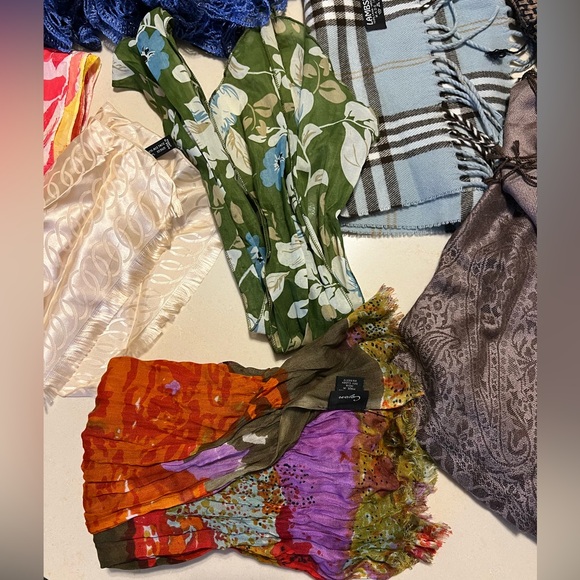 9️⃣Lot of 9 Random Scarves in Varying Colors/Sizes/Brands/Materials/Conditions - Picture 16 of 17